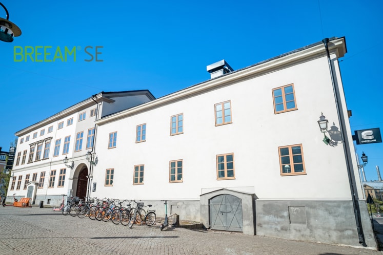 Vitt stort hus med gula fönster