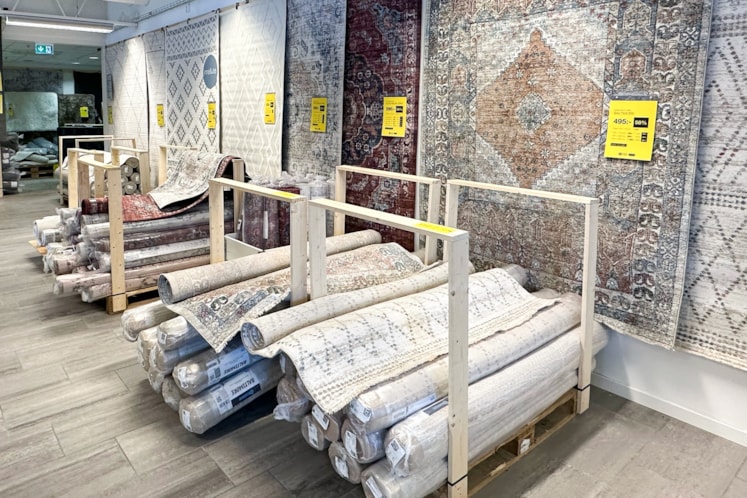 Ihoprullade orientaliska mattor som ligger på varann en butik