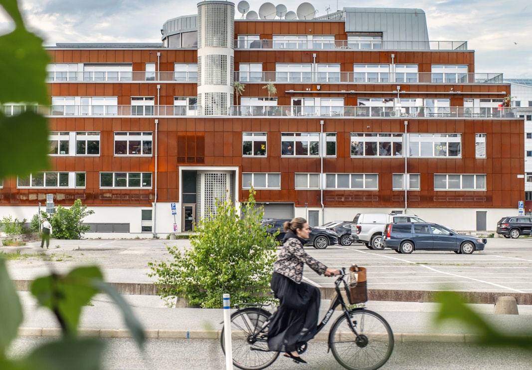 Tegelfastighet med en cyklist som åker förbi.