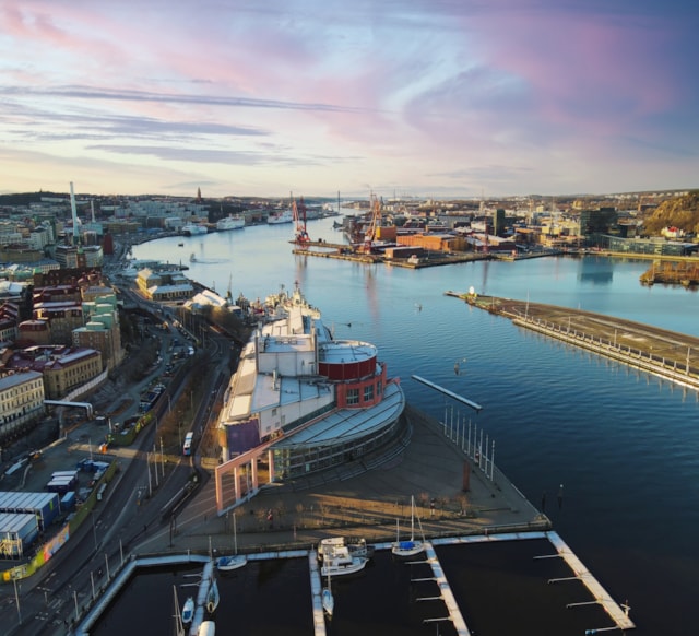 Vy över Göteborgs opera och hamnen.