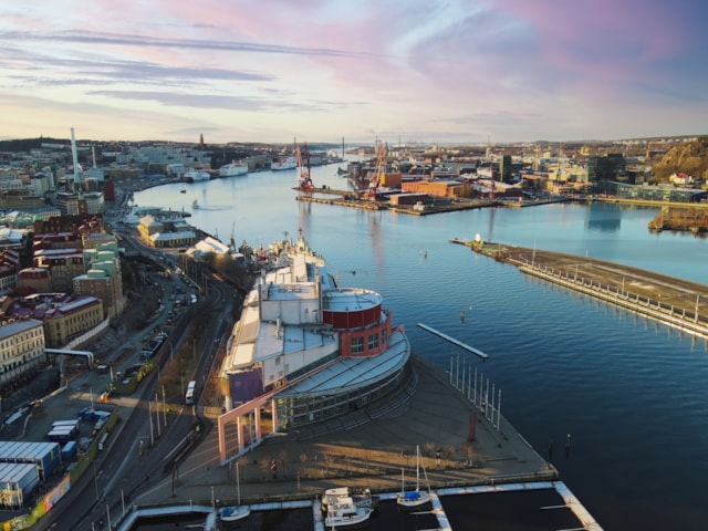 Vy över Göteborgs opera och hamnen.