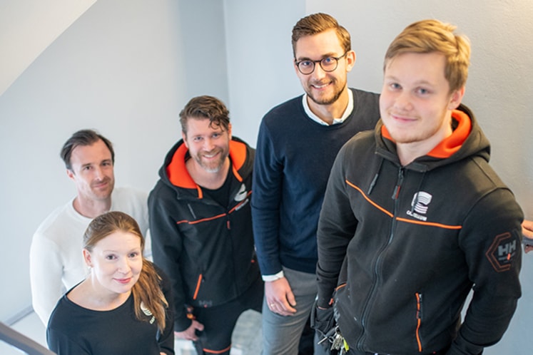 LIA-praktikanter står i en trappa.