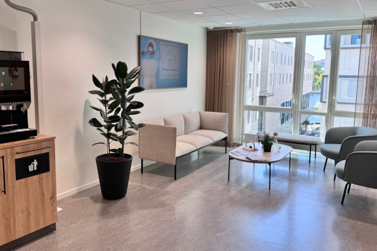 Väntrum i Pärlans tandvård, soffor och två fåtöljer