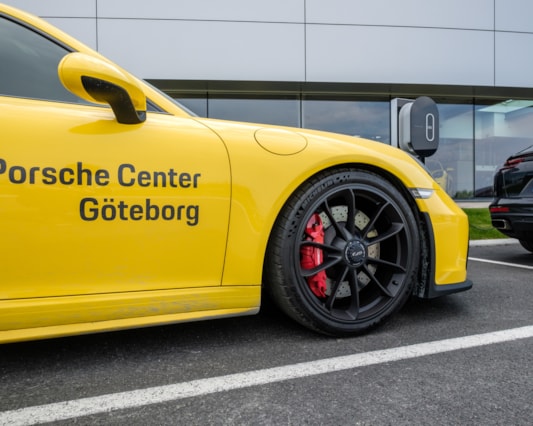 En gul Porsche.