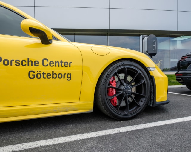 En gul Porsche.