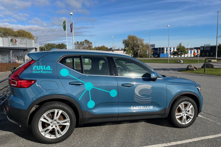 Klarblå volvo med texten Rulla och Castellum logotype på lacken