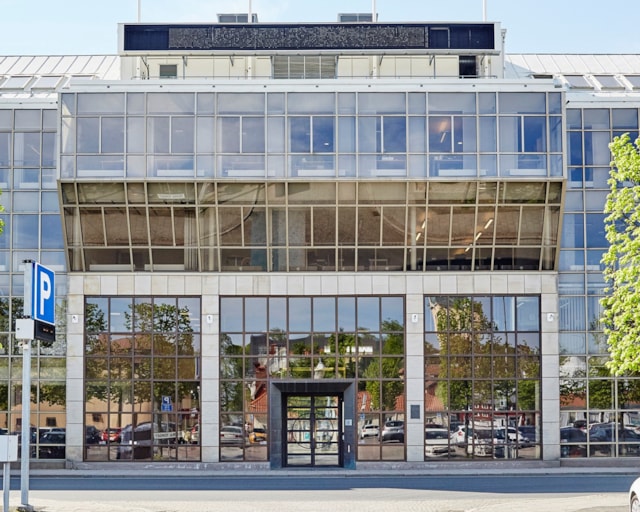 Vy över centrala Jönköping vid vattnet.