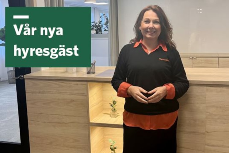 Marita står framför en receptionsdisk.