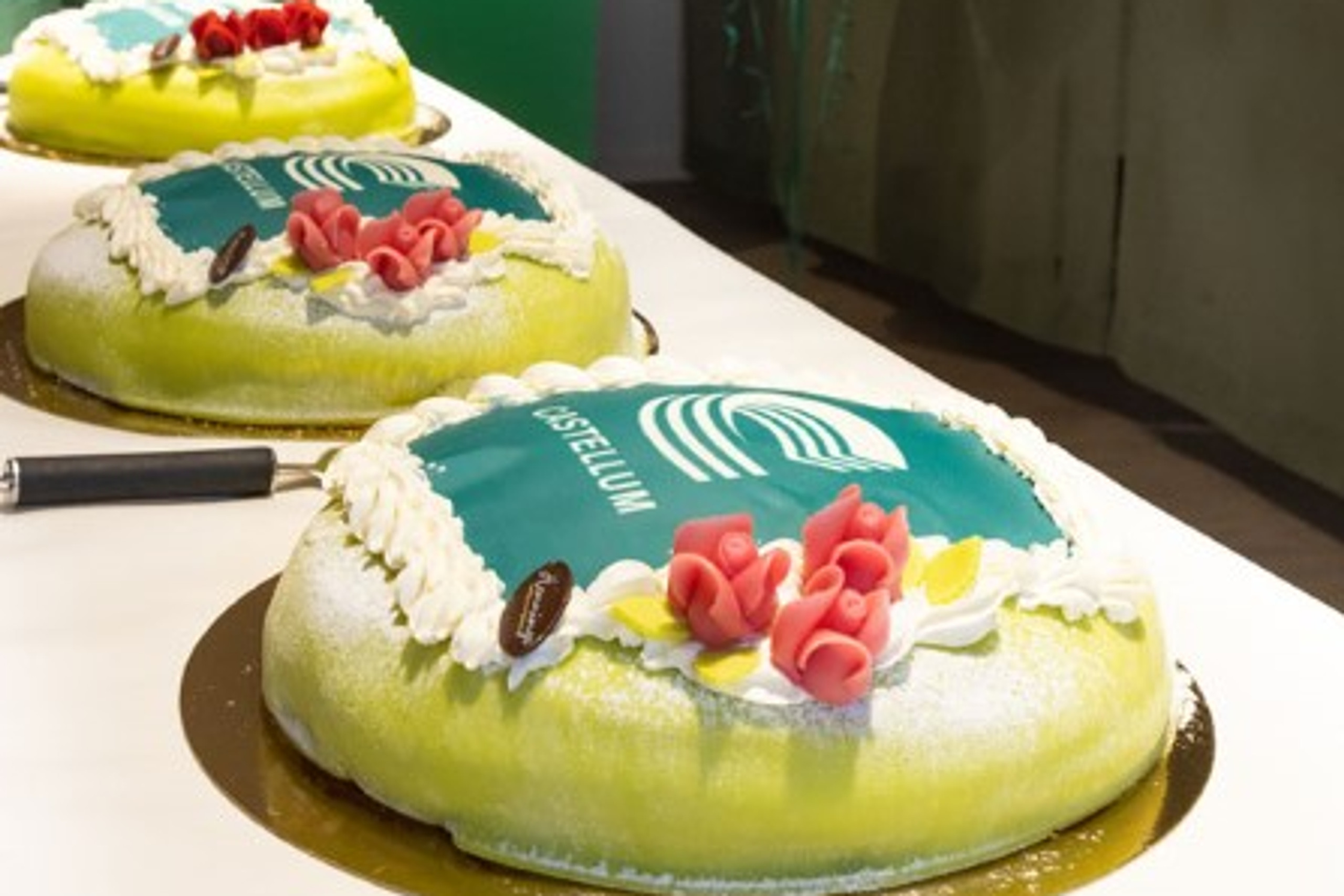 Tårtor dekorerade med Castellums logotyp.