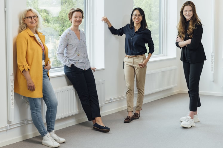 Fyra medarbetare från Verklighetslabbet står vid ett fönster.
