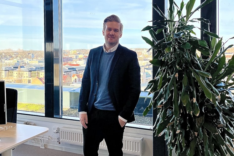 Erik står framför ett fönster med utsikt över Växjö