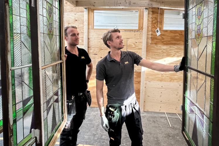 Jon och Robin Wiklund inspekterar fönster – energiglas och ljudisolerat glas i gamla bågar.
